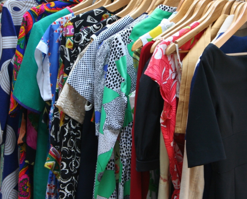 association-ST MARTIN D ENTRAUNES-min_dresses_apparel_clothing_clothes_clothes_hangers_wooden_hangers_retail_shop_closet-1149845